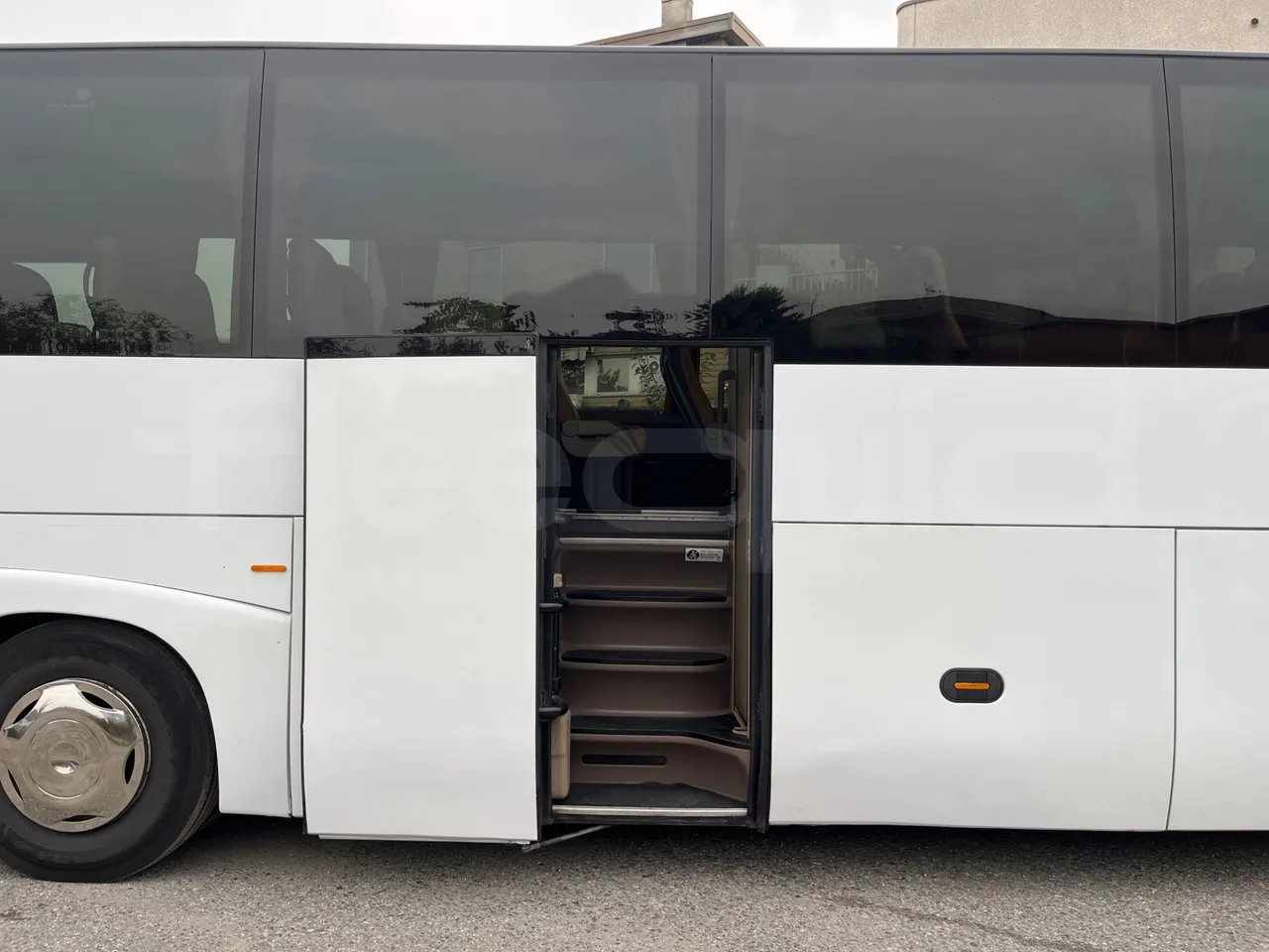 Iveco Magelys SFR2XX/ Euro 5 - 331 Kw - 12.819 Mt - front door 3 open