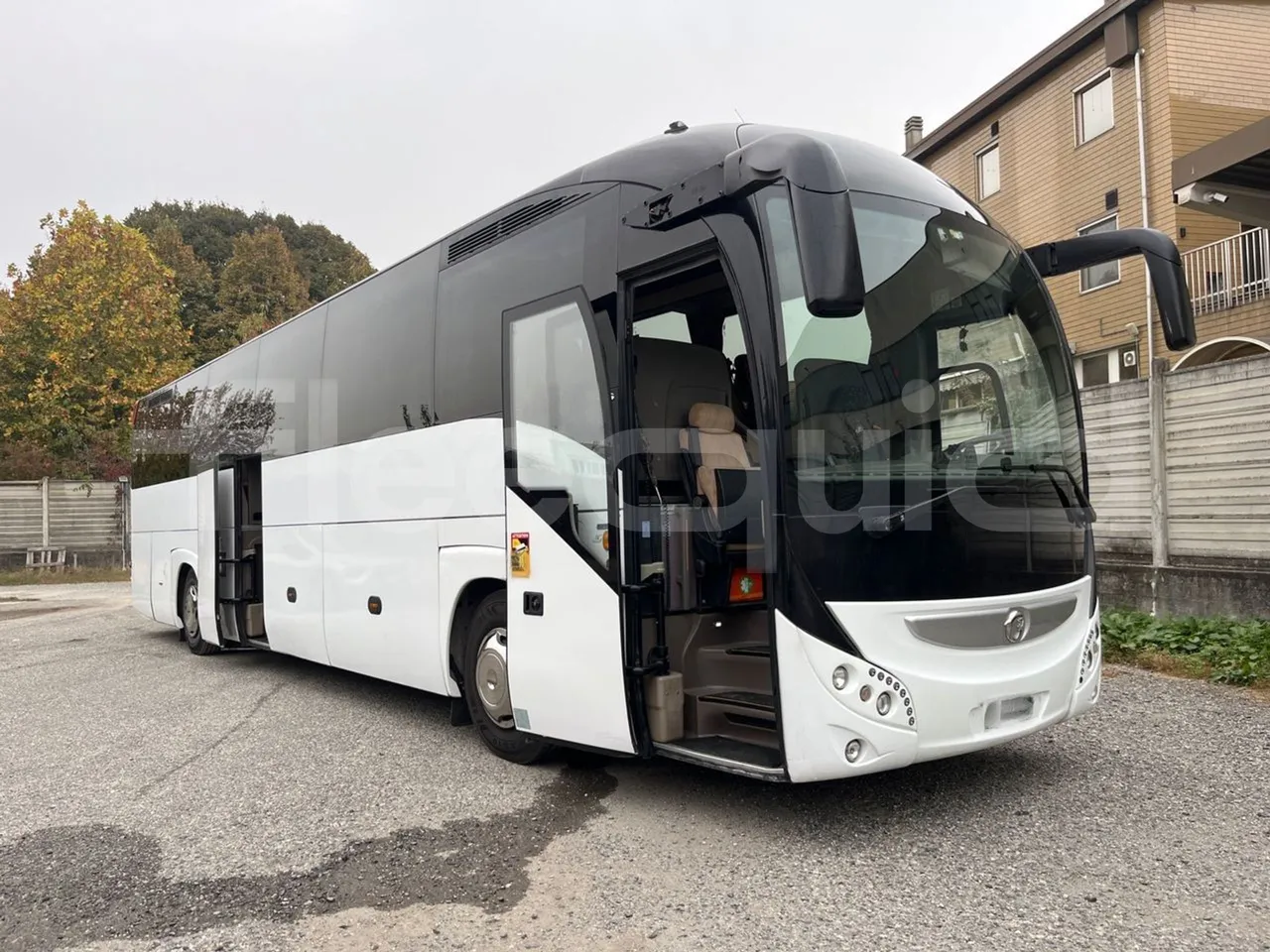 Iveco Magelys SFR2XX/ Euro 5 - 331 Kw - 12.819 Mt - 3/4 right front doors open