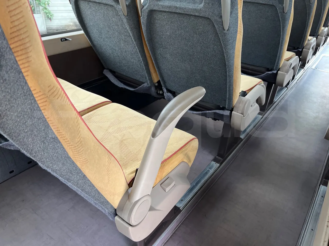 Iveco Magelys SFR2XX/ Euro 5 - 331 Kw - 12.819 Mt - armrest detail photo