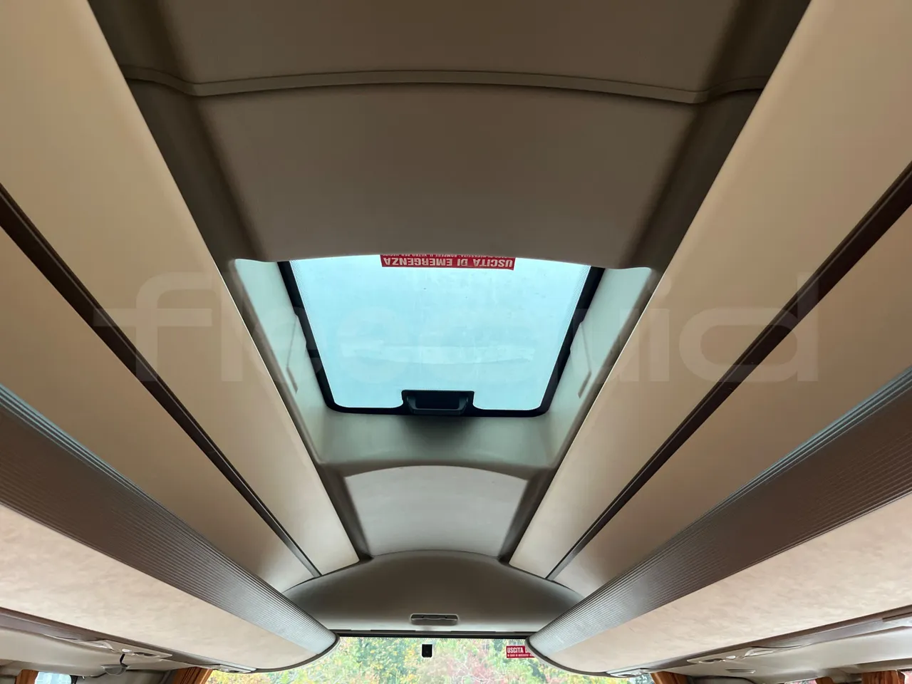 Iveco Magelys SFR2XX/ Euro 5 - 331 Kw - 12.819 Mt - roof hatch 1