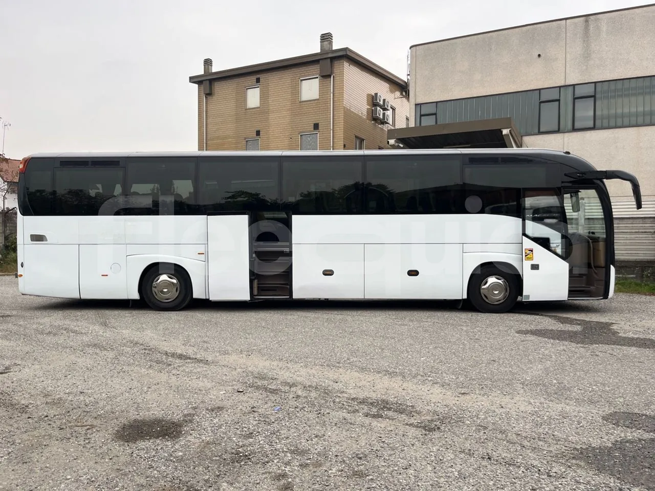 Iveco Magelys SFR2XX/ Euro 5 - 331 Kw - 12.819 Mt - right side doors open