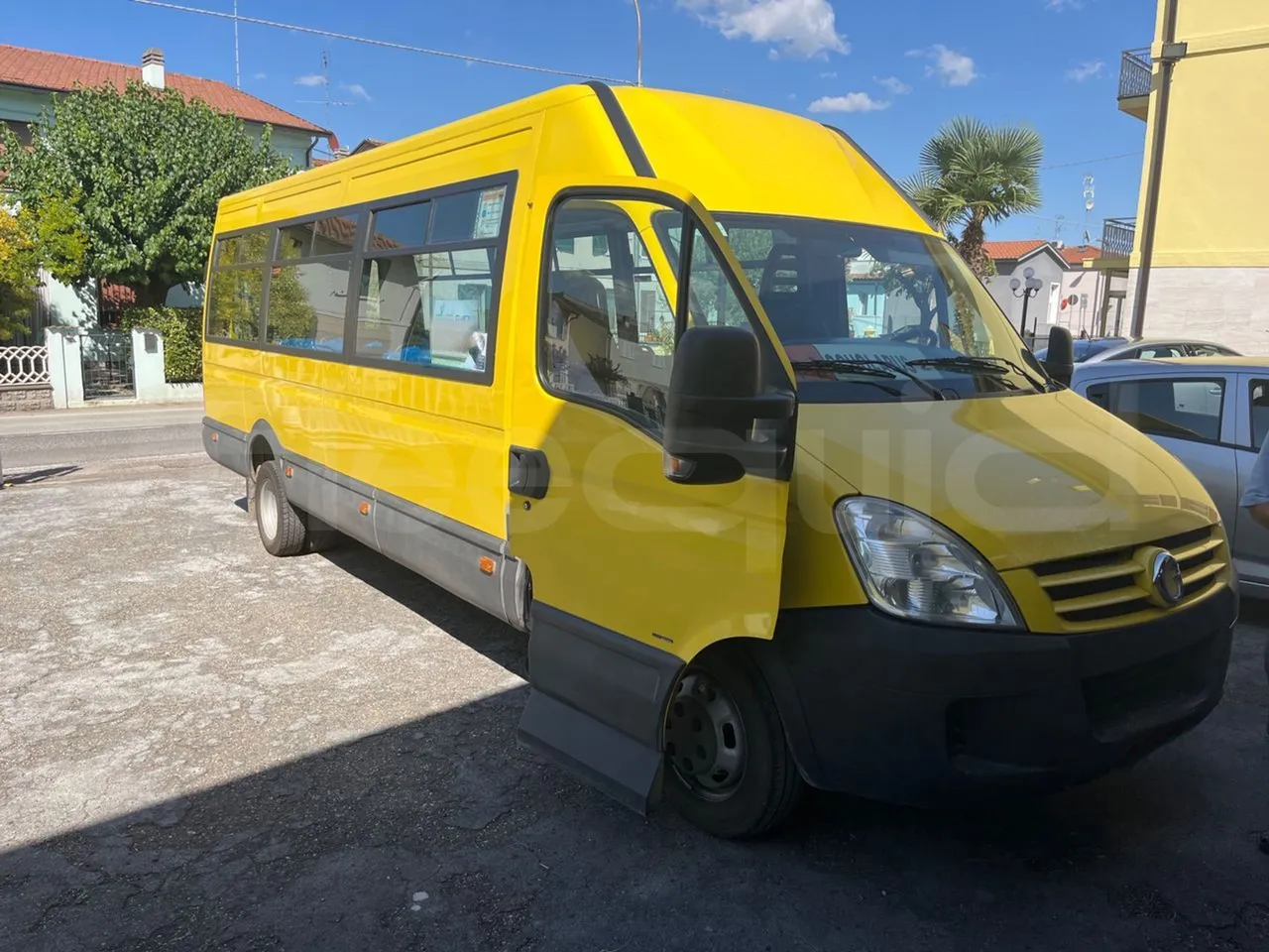 Iveco Daily A50/E4/34/A - EUR4 - 130kW - 7.768m - 3/4 right front doors open