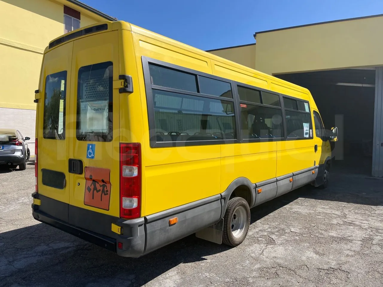 Iveco Daily A50/E4/34/A - EUR4 - 130kW - 7.768m - 3/4 right rear doors closed