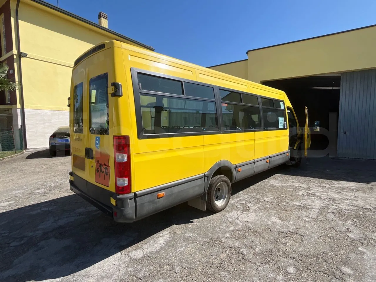 Iveco Daily A50/E4/34/A - EUR4 - 130kW - 7.768m - 3/4 right rear doors open