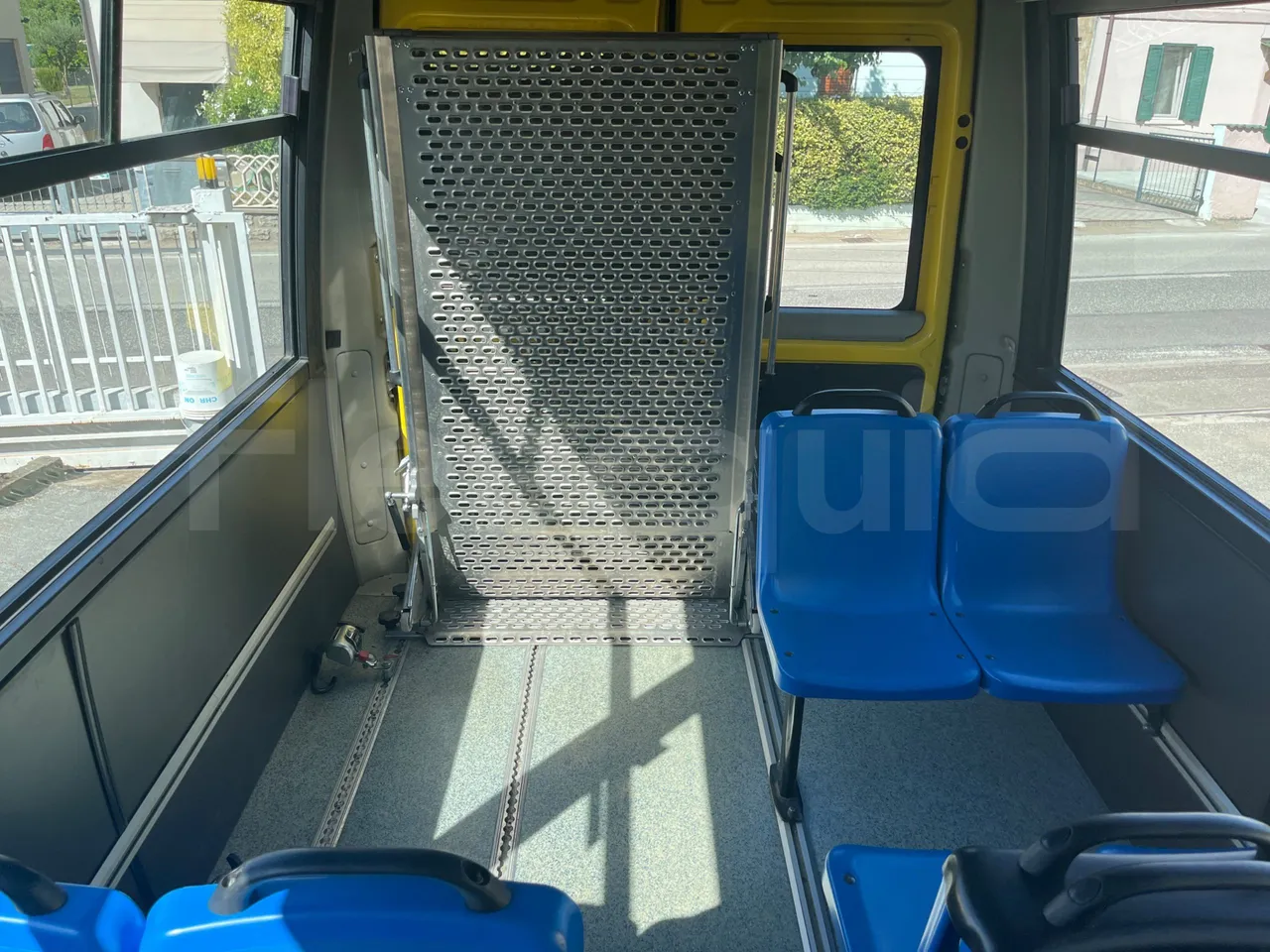 Iveco Daily A50/E4/34/A - EUR4 - 130kW - 7.768m - reverse view middle aisle