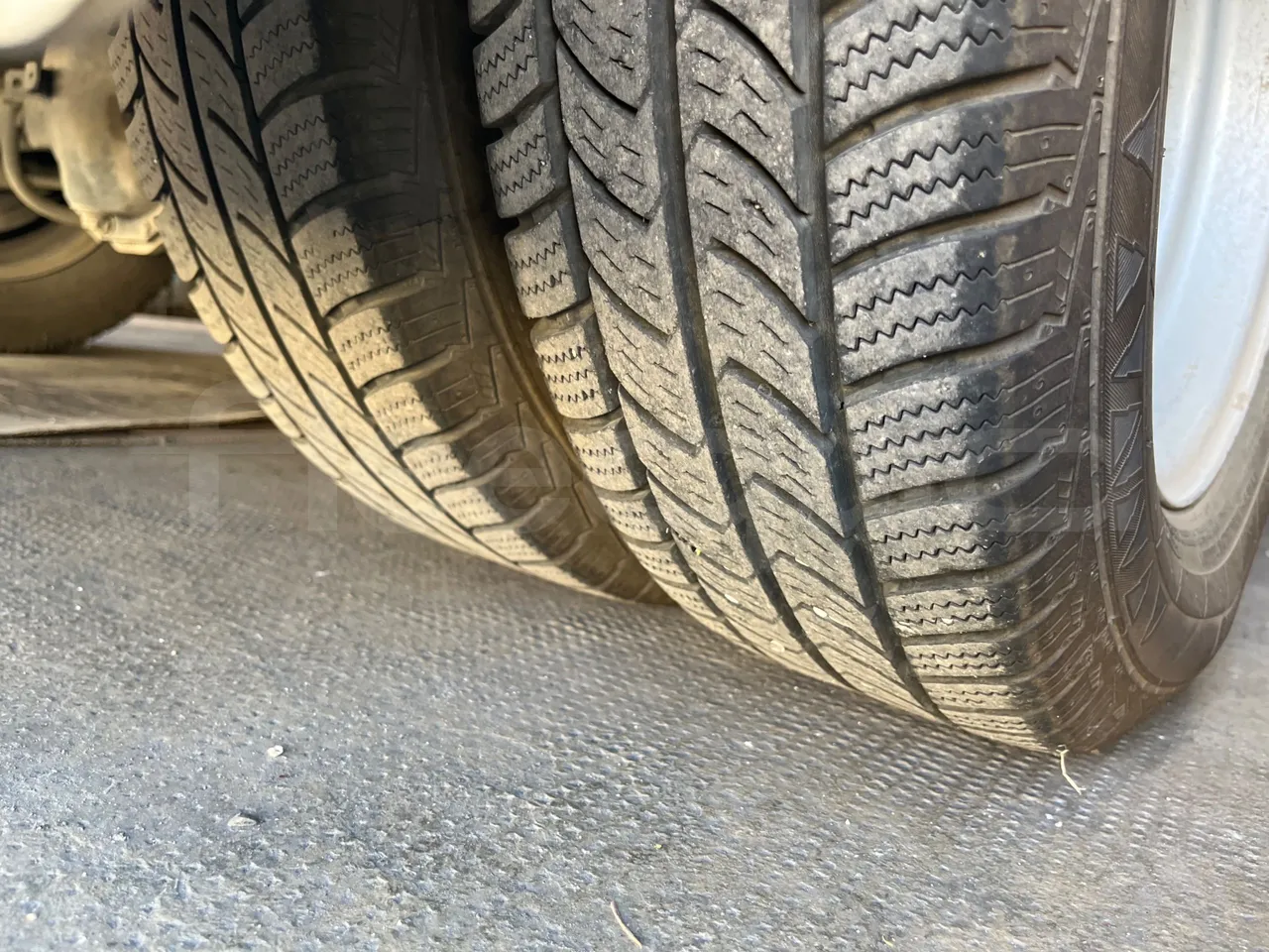 Iveco Daily A50/E4/34/A - EUR4 - 130kW - 7.768m - tread condition front tires left