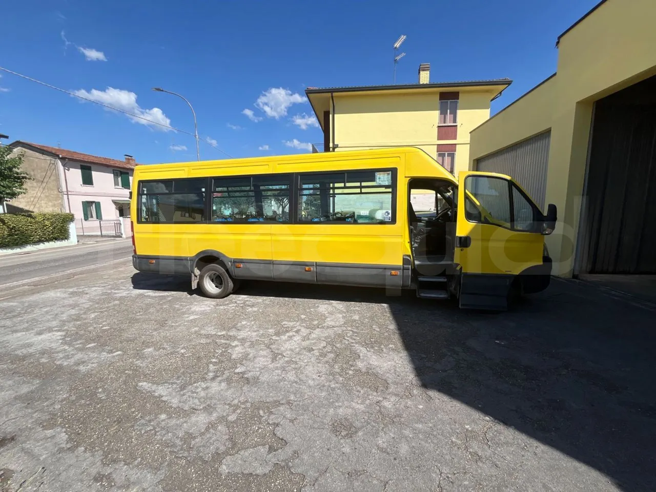 Iveco Daily A50/E4/34/A - EUR4 - 130kW - 7.768m - right side doors open