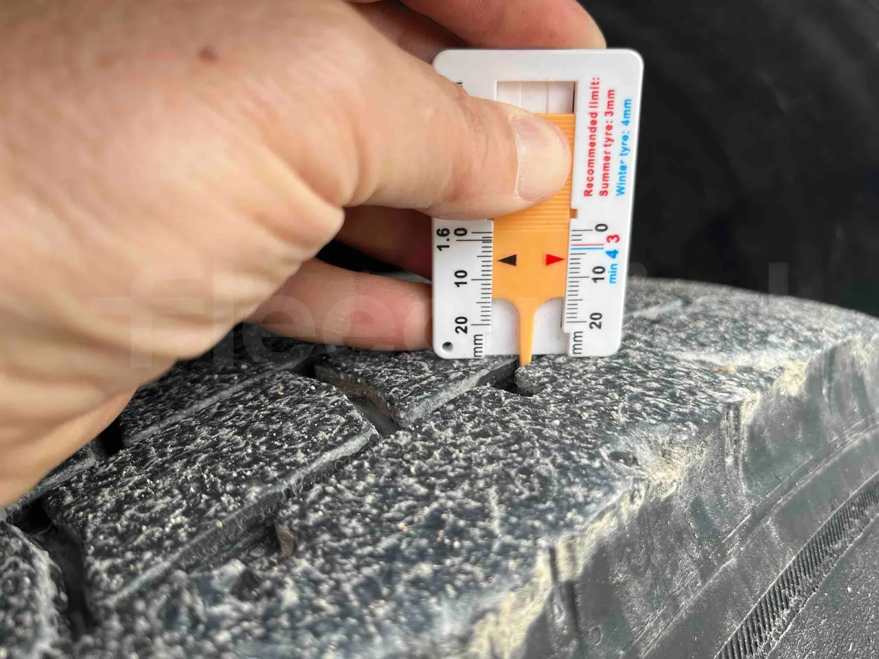 Vdl FUTURA FHD2 501E1 - Euro 6 - 320 kW - 12.875 mt - tread condition front tires left