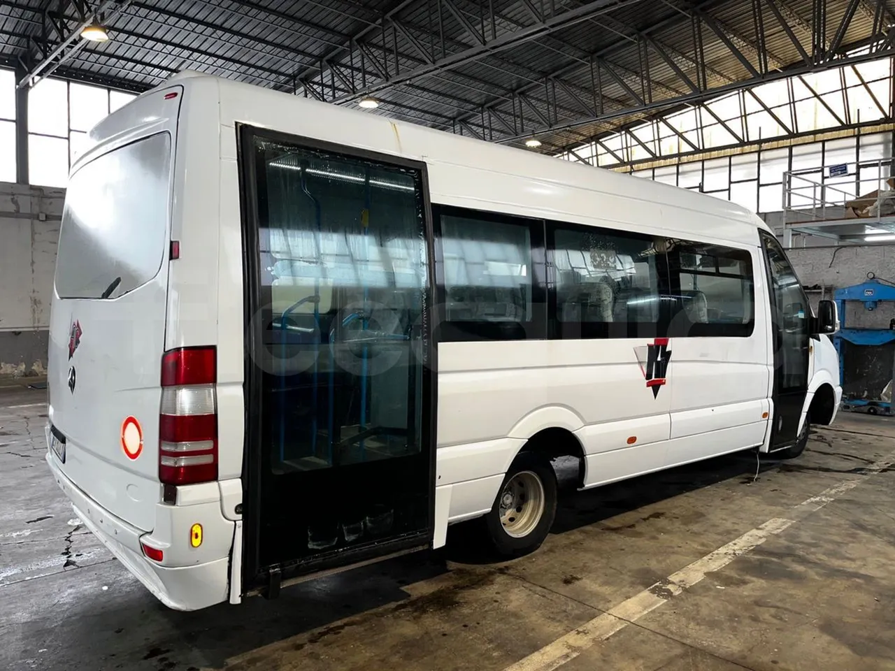 Mercedes-Benz Sprinter 906BB50 -EUR5 -190kW -7.744m - 3/4 right rear doors closed