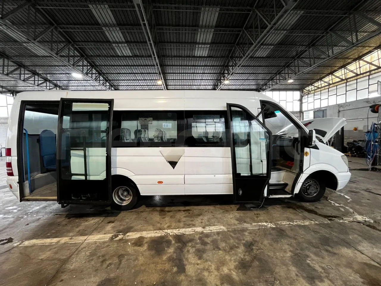 Mercedes-Benz Sprinter 906BB50 -EUR5 -190kW -7.744m - right side doors open