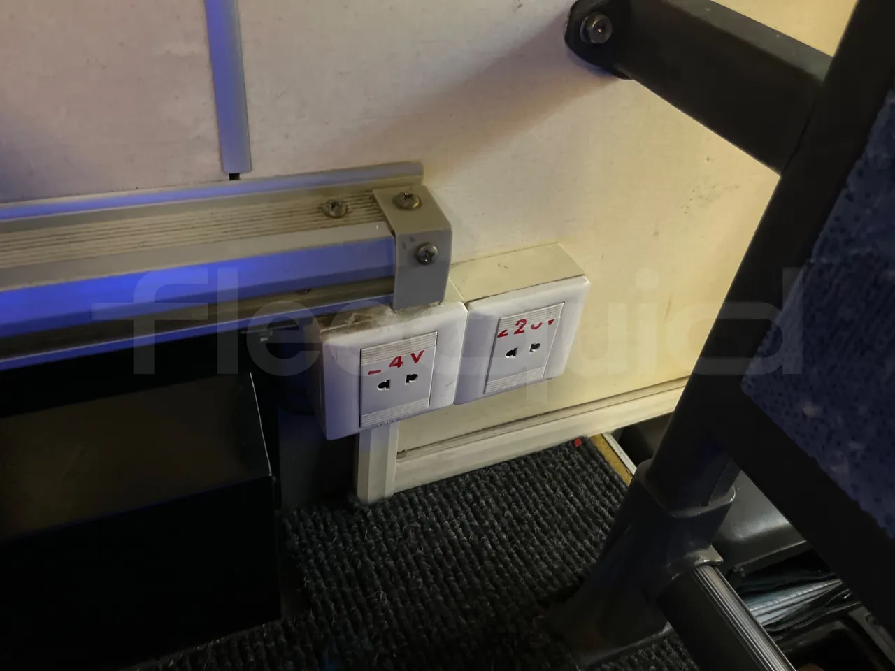 King Long XMQ6127 420-3 - EUR4 - 285.60kW - 12m - usb charging detail