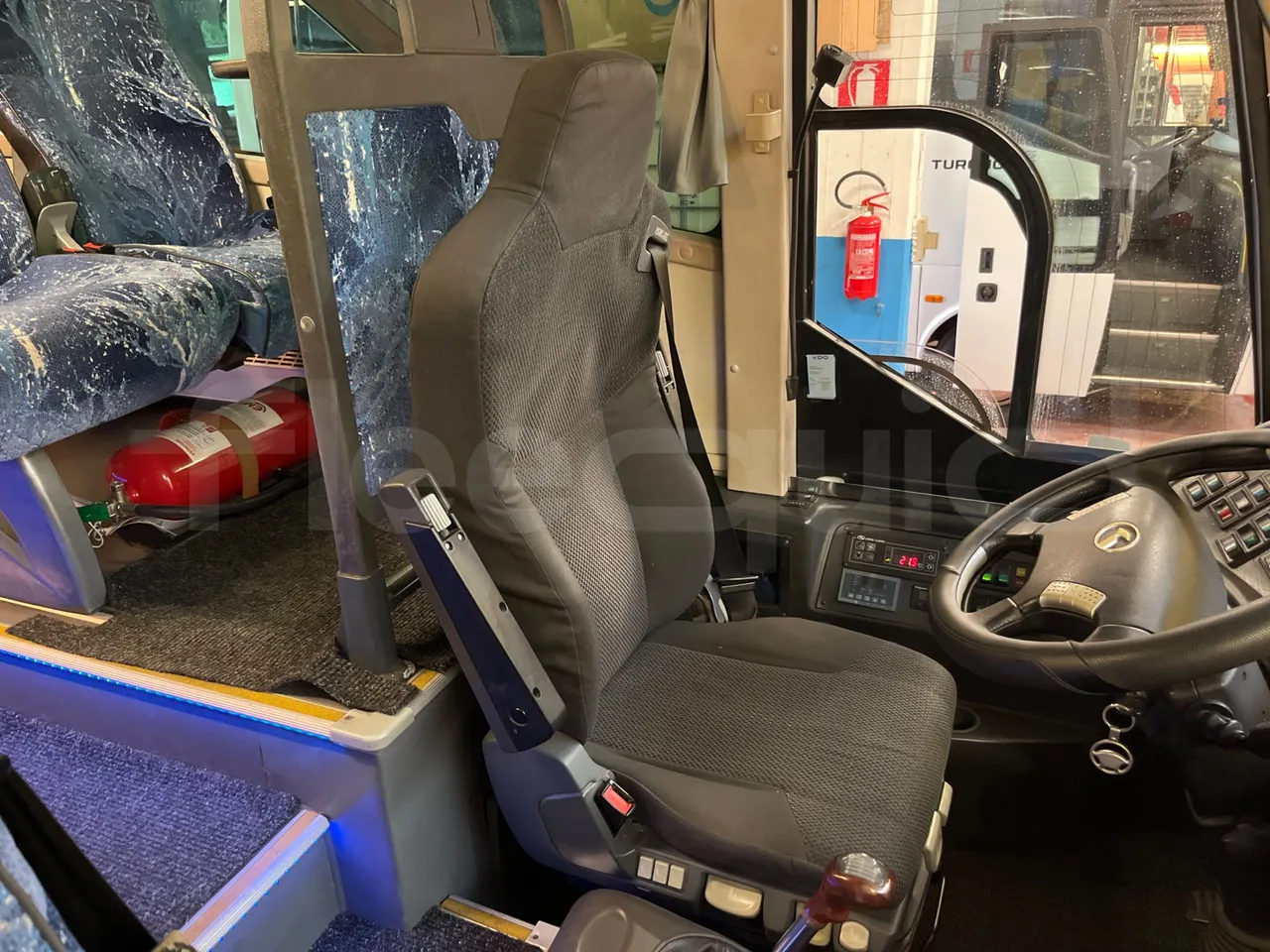 King Long XMQ6127 420-3 - EUR4 - 285.60kW - 12m - driver's seat photo