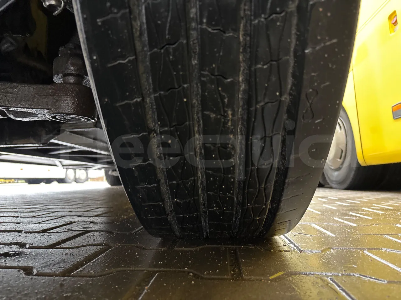 Mercedes-Benz Intouro E - Euro5 - 210kW - 13mt - tread condition front tires left