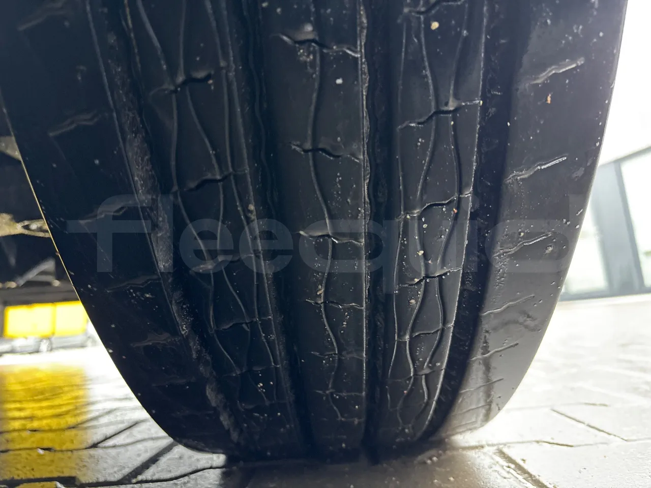 Mercedes-Benz Intouro E - Euro5 - 210kW - 13mt - tread condition front tires right