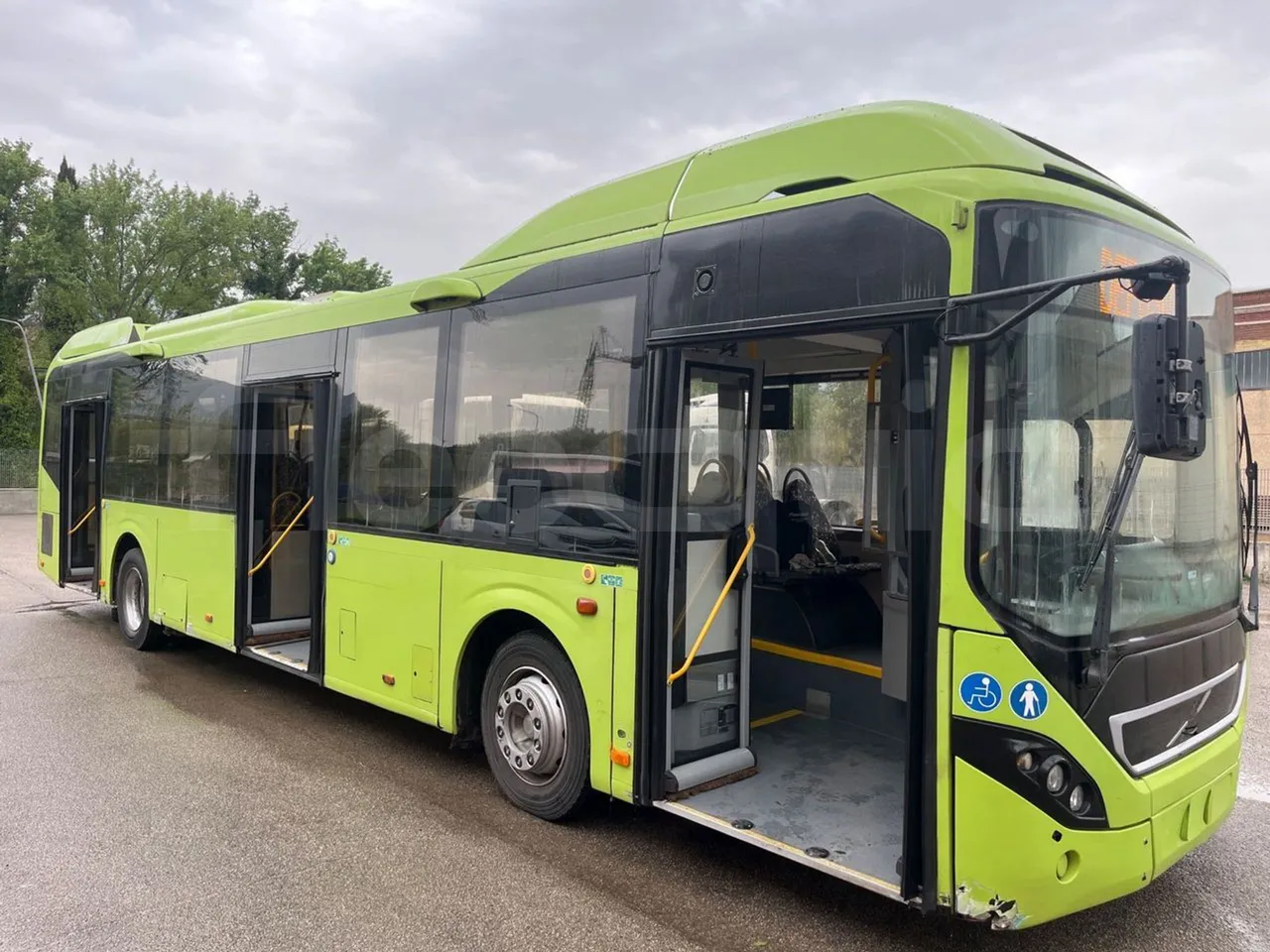 Volvo B4SC 7900  - Euro6 - 177kW - 12.134mt - 3/4 right front doors open