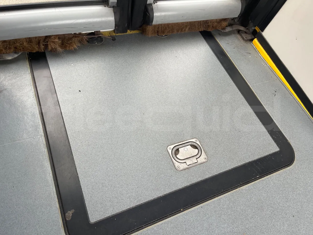 Volvo B4SC 7900  - Euro6 - 177kW - 12.134mt - footrest detail photo