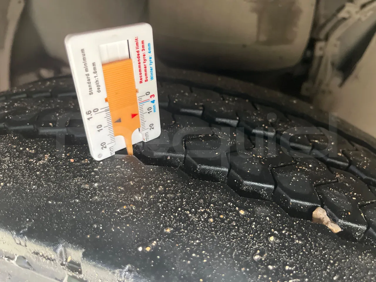 Volvo B4SC 7900  - Euro6 - 177kW - 12.134mt - tread condition front tires right