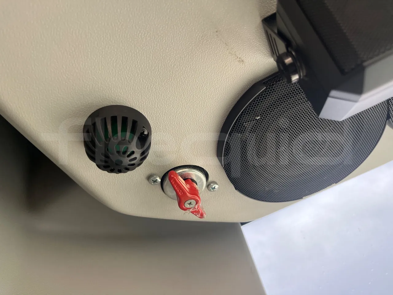 Volvo B4SC 7900  - Euro6 - 177kW - 12.134mt - power outlets detail