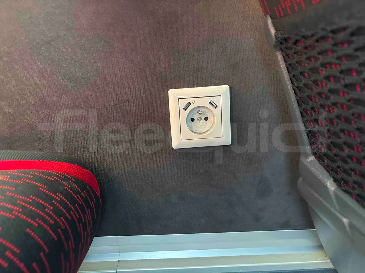 Setra S516 - usb charging detail