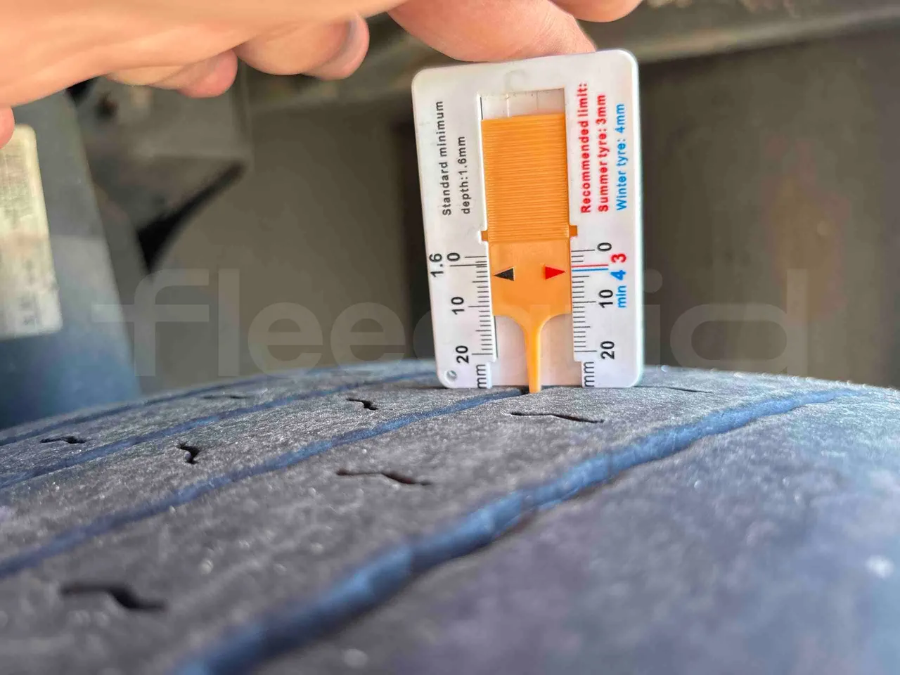 Setra S516 - tread condition front tires left