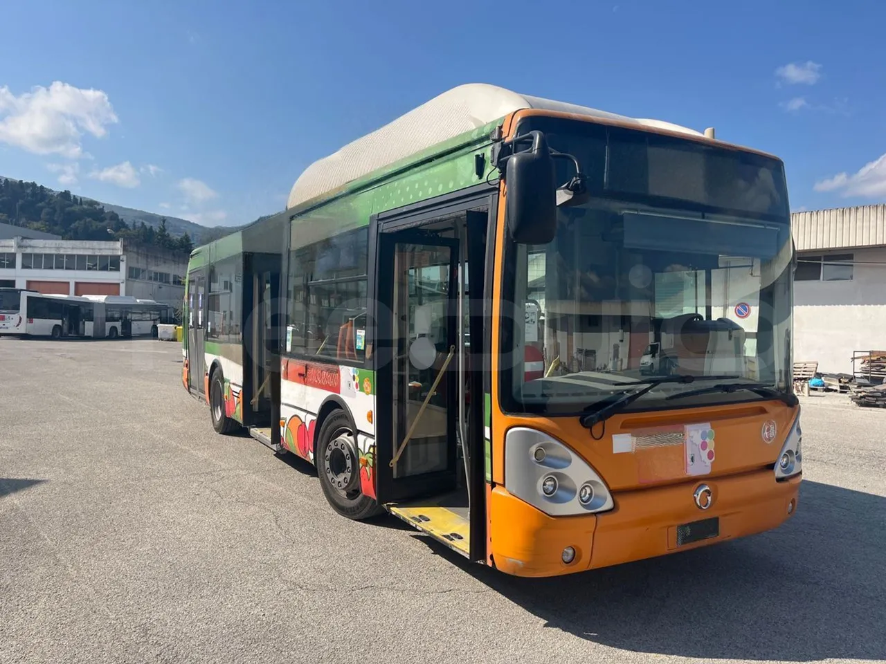 Iveco Citelis PS09D5/A/83 - EUR5 - 213kW - 10.46m CNG - 3/4 right front doors open
