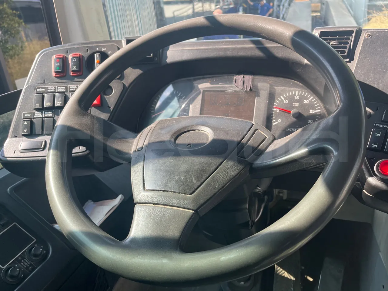 Iveco Citelis PS09D5/A/83 - EUR5 - 213kW - 10.46m CNG - steering wheel photo