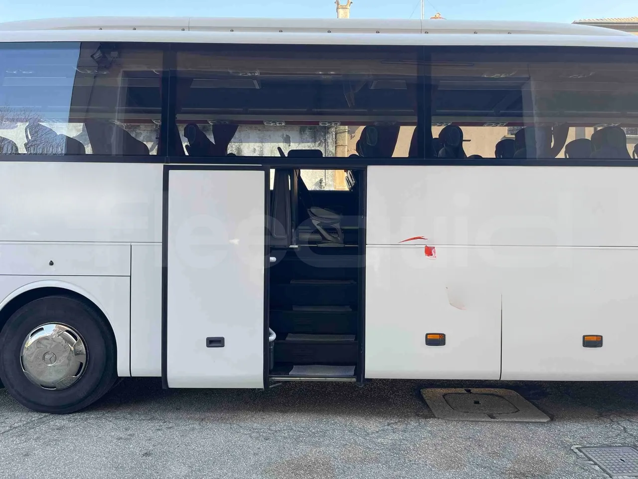 Mercedes-Benz Tourismo 632 01 - Euro6 - 315kW - 12.140mt - front door 3 open