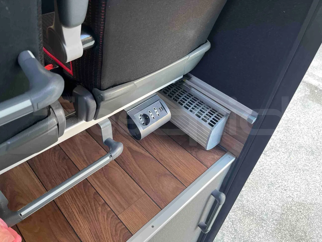 Mercedes-Benz Tourismo 632 01 - Euro6 - 315kW - 12.140mt - usb charging detail