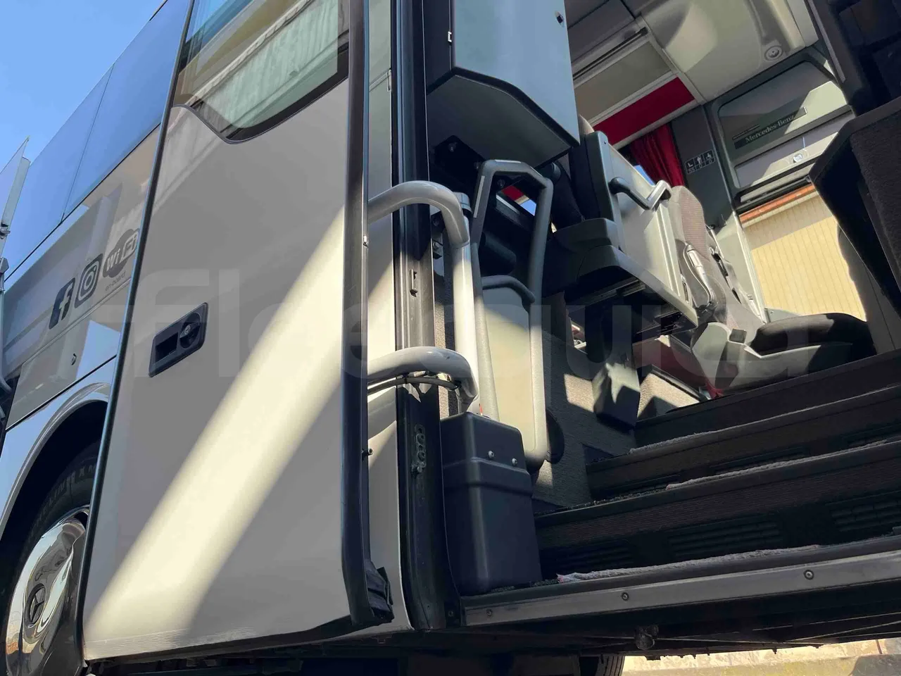 Mercedes-Benz Tourismo 632 01 - Euro6 - 315kW - 12.140mt - door mechanism photo