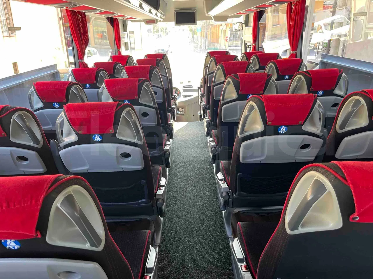 Mercedes-Benz Tourismo 632 01 - Euro6 - 315kW - 12.140mt - forward view middle aisle