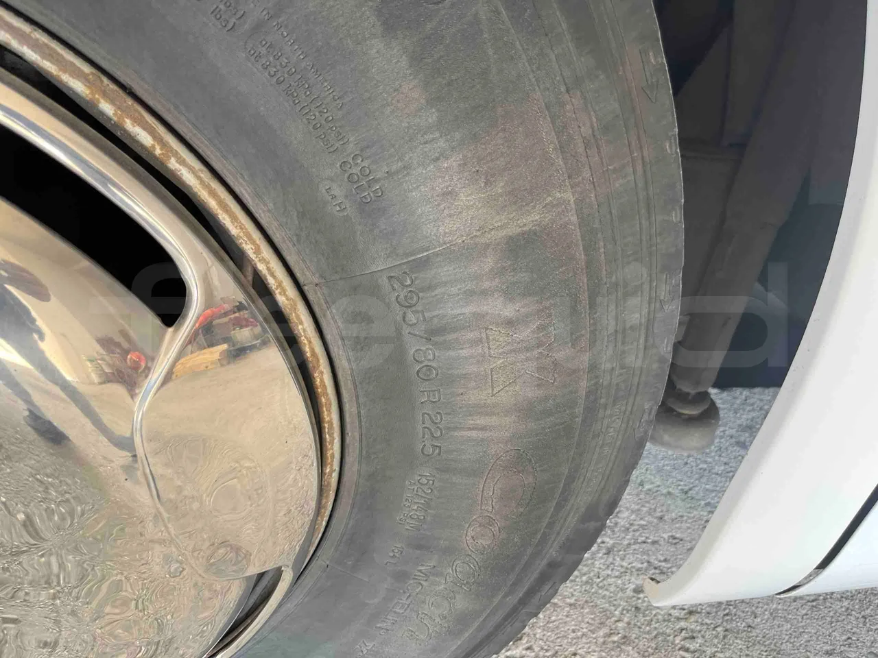 Mercedes-Benz Tourismo 632 01 - Euro6 - 315kW - 12.140mt - tread condition front tires right