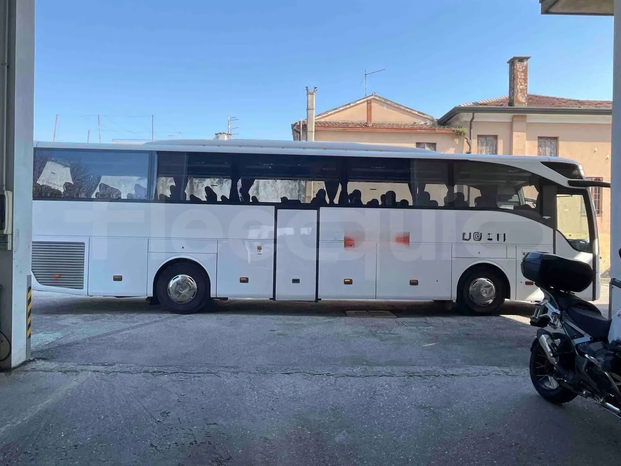 Mercedes-Benz Tourismo 632 01 - Euro6 - 315kW - 12.140mt - right side doors closed