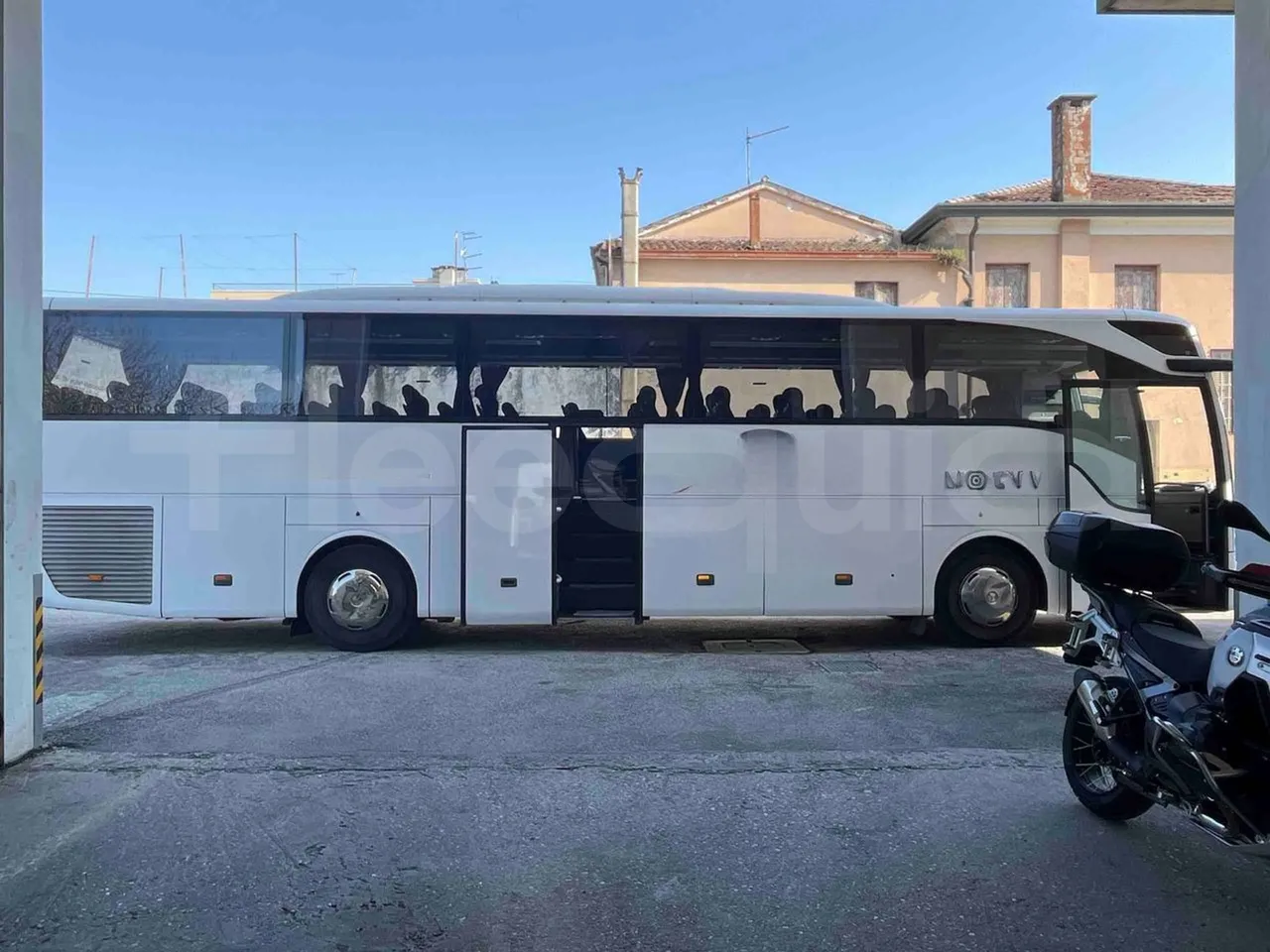 Mercedes-Benz Tourismo 632 01 - Euro6 - 315kW - 12.140mt - right side doors open