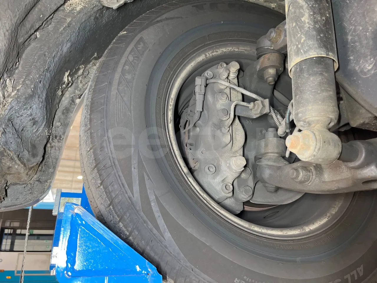 Iveco Daily 65C/E4 - EUR5 - 125kW - 7.714m Wing - front brake calipers left