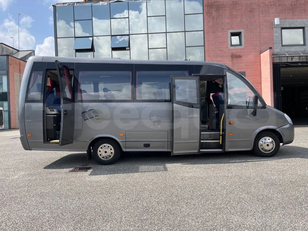 Iveco Daily 65C/E4 - EUR5 - 125kW - 7.714m Wing - right side doors open