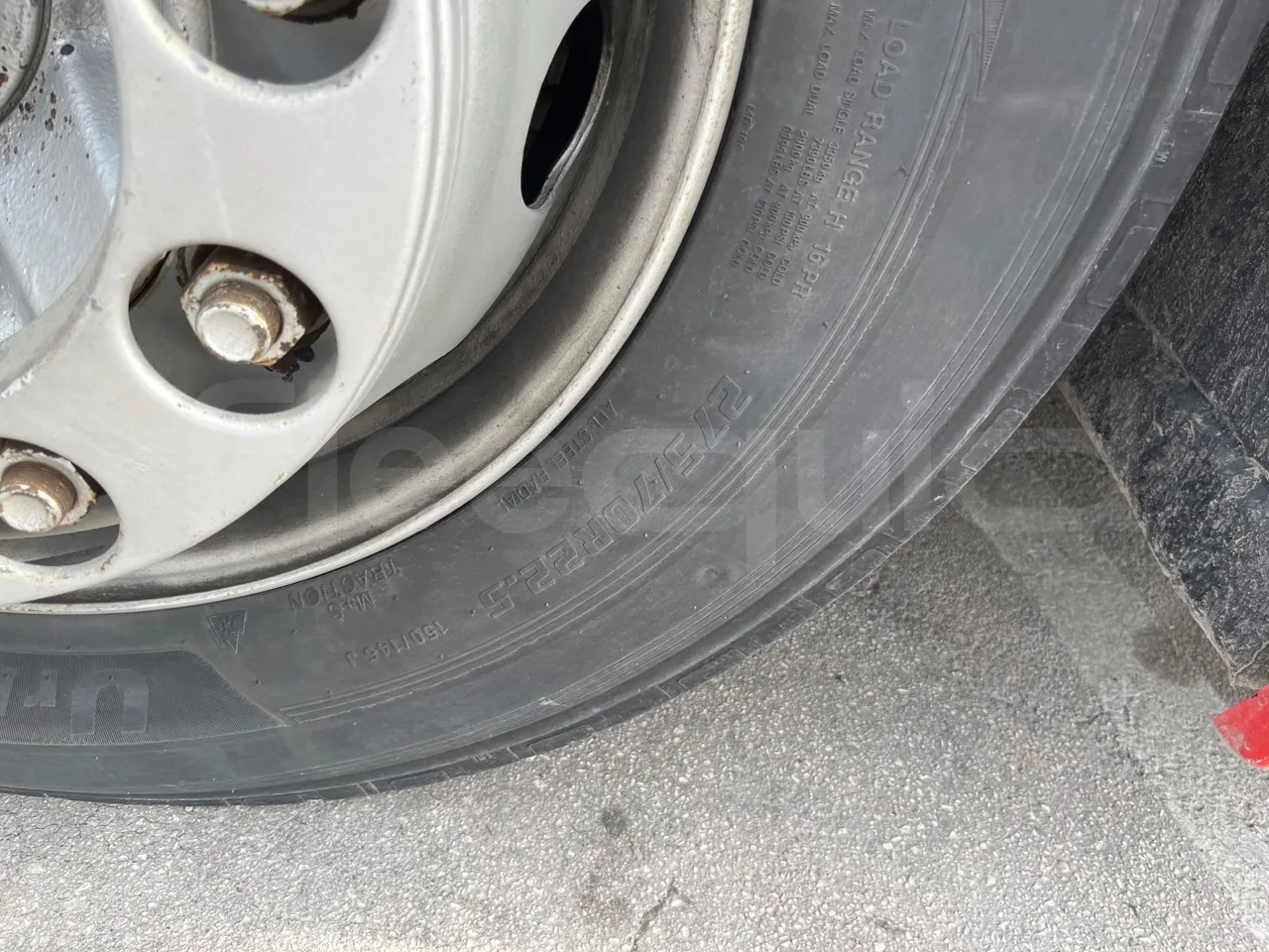 Volvo B4SH 7900 - Euro5 - 161kW - 12.084mt - front left tire measurements