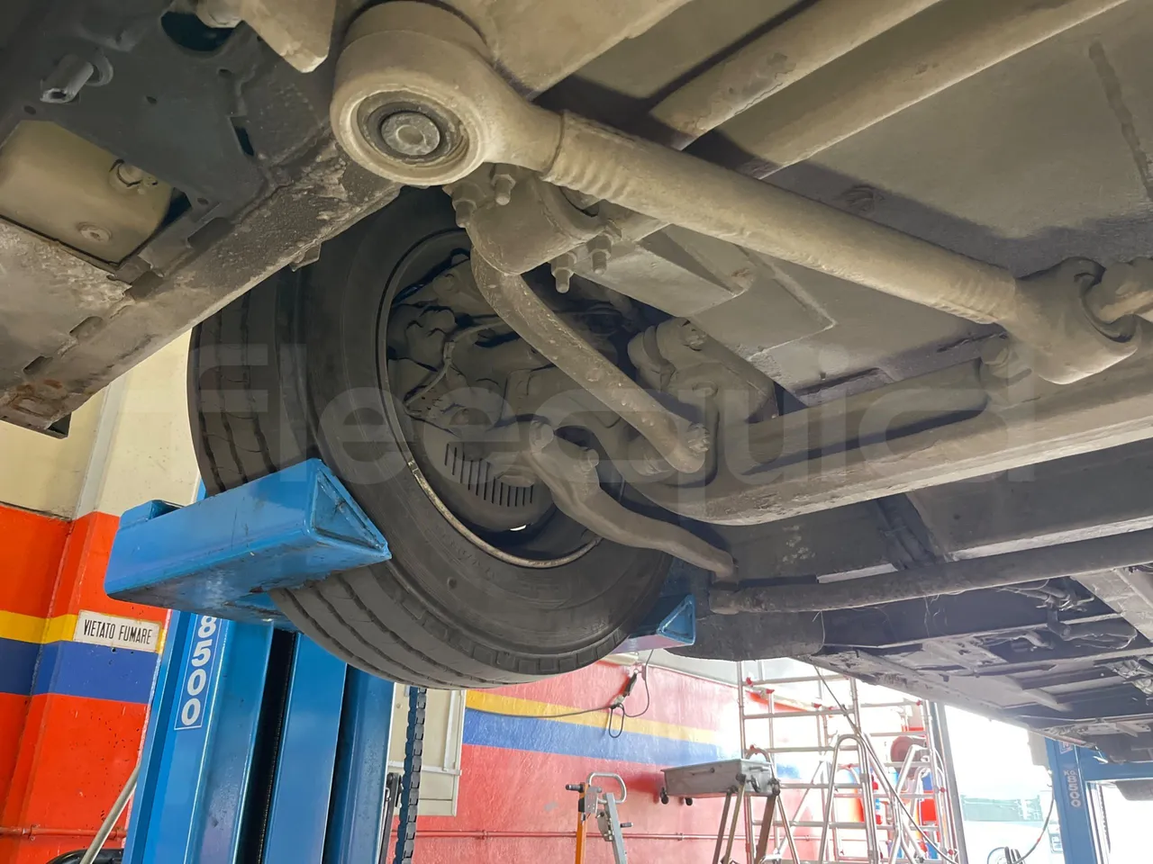 Volvo B4SH 7900 - Euro5 - 161kW - 12.084mt - front axle right side