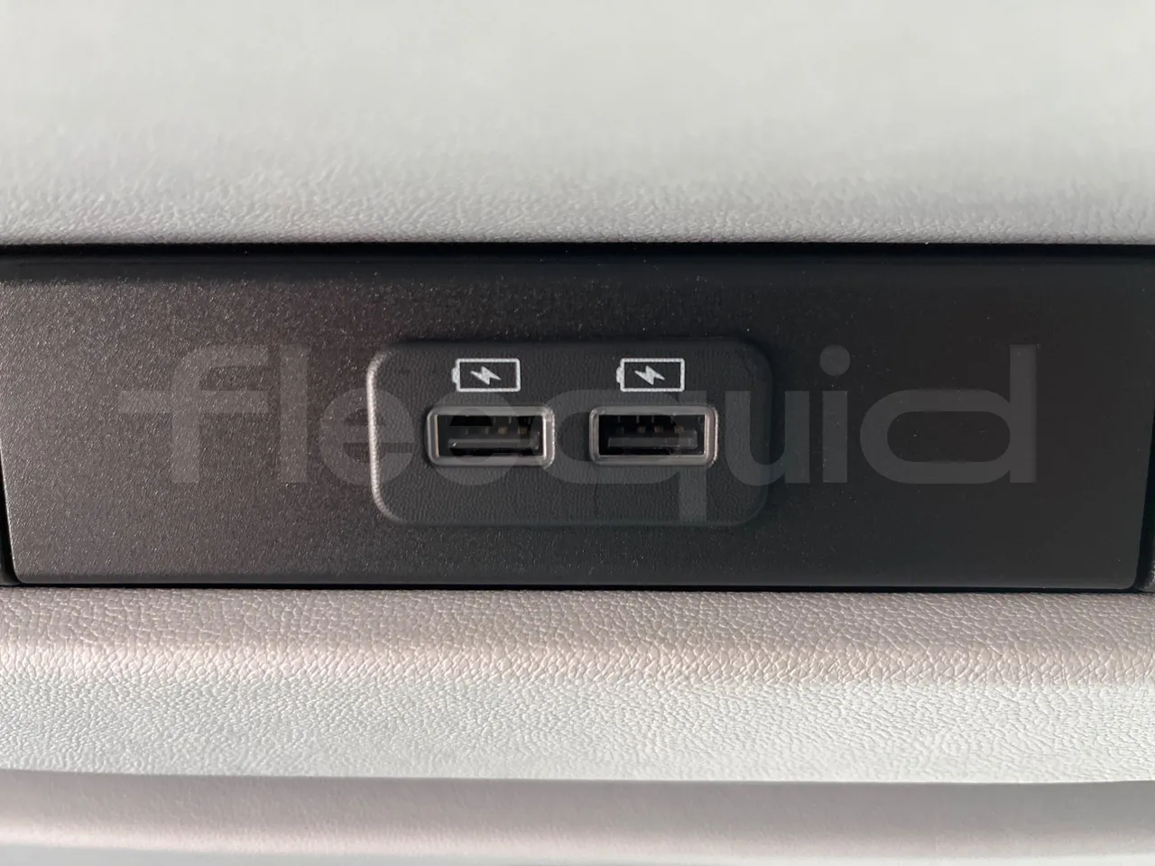 Iveco Evadys Evadys H - Euro 6 - 294 kW - 13 mt - usb charging detail