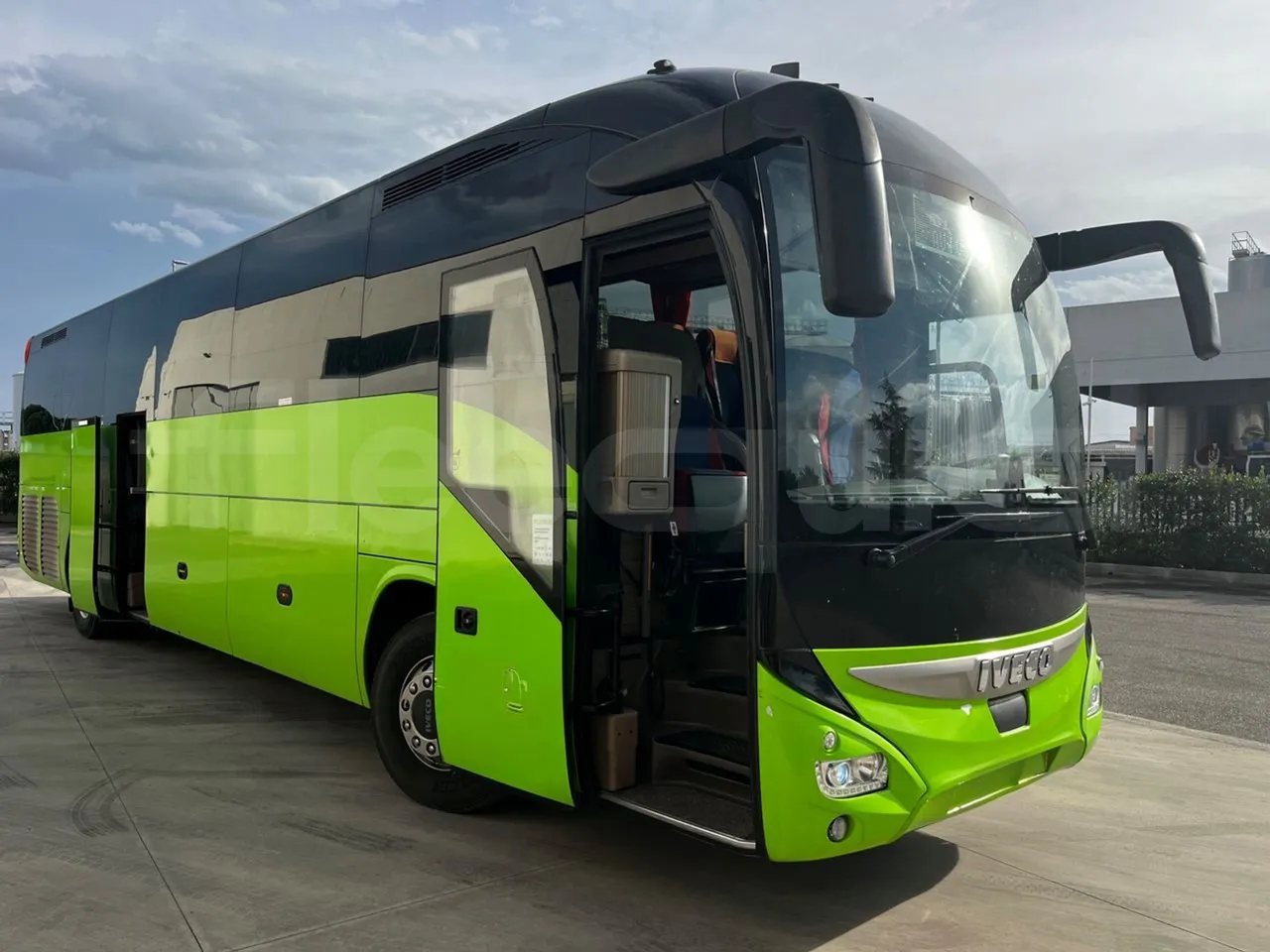 Iveco Magelys SFR2XX - Euro6 - 294kW - 12.830mt - 3/4 right front doors open