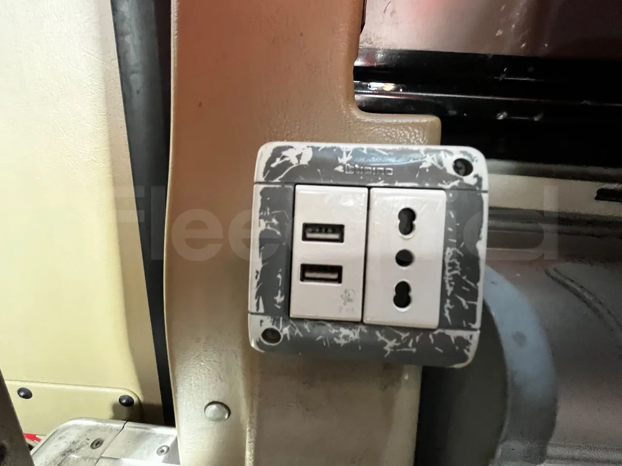 Iveco Magelys SFR2XX - Euro6 - 294kW - 12.830mt - usb charging detail