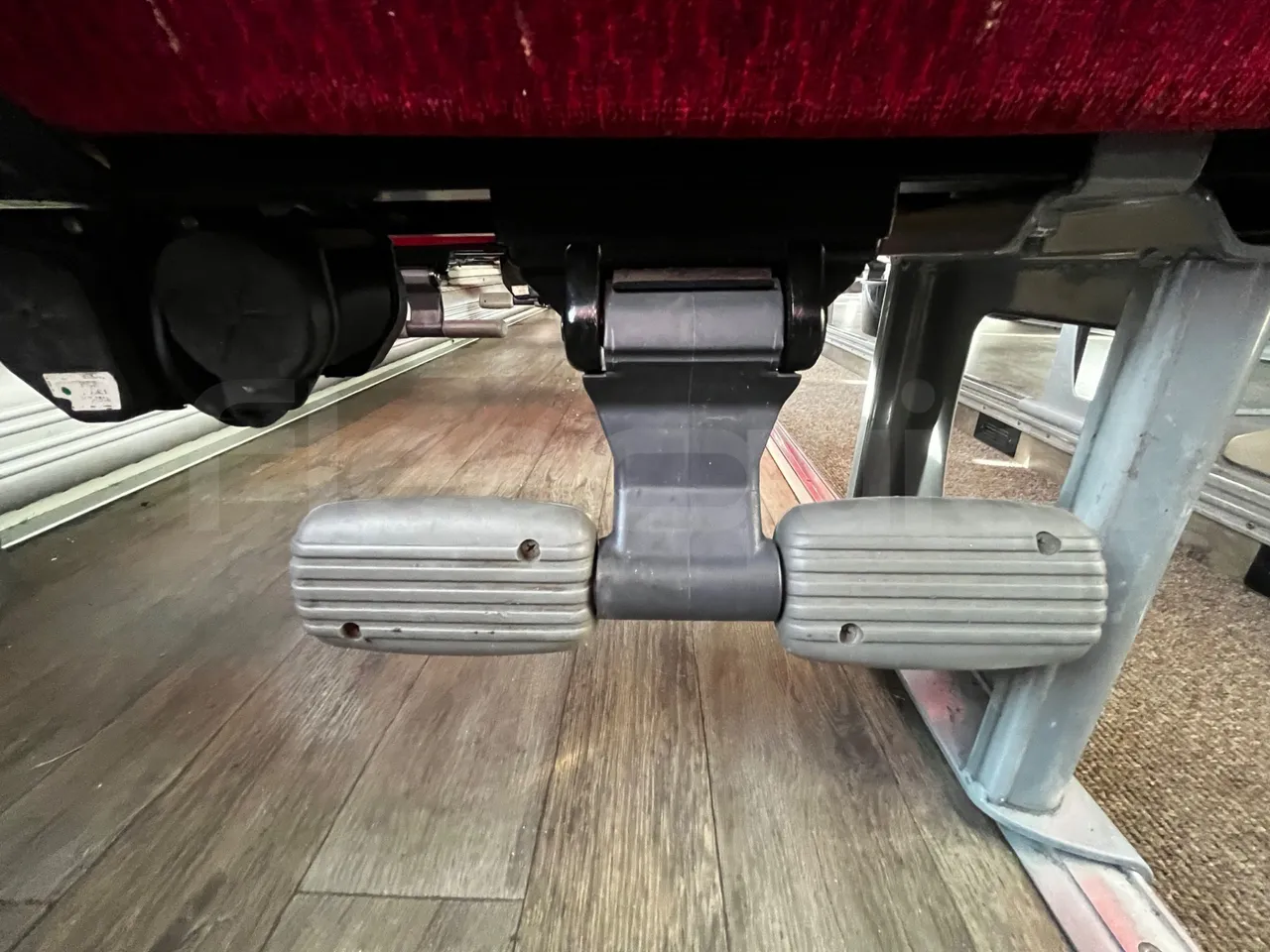 Iveco Magelys SFR2XX - Euro6 - 294kW - 12.830mt - footrest detail photo