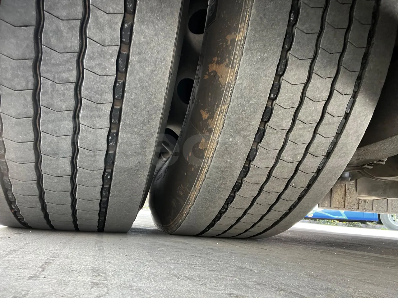 Iveco Magelys SFR2XX - Euro6 - 294kW - 12.830mt - tread condition front tires left