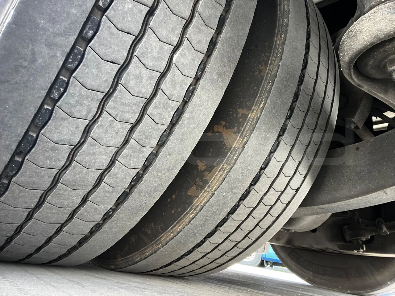 Iveco Magelys SFR2XX - Euro6 - 294kW - 12.830mt - tread condition second axle tires left