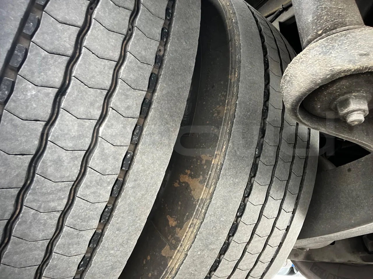 Iveco Magelys SFR2XX - Euro6 - 294kW - 12.830mt - tread condition second axle tires right