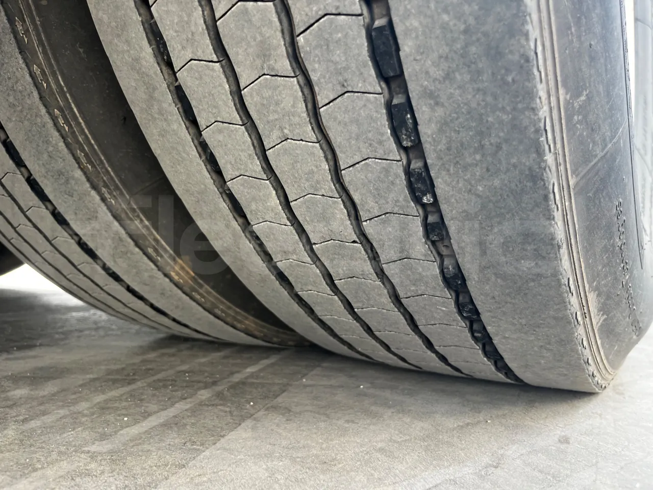 Iveco Magelys SFR2XX - Euro6 - 294kW - 12.830mt - tread condition third axle tires left