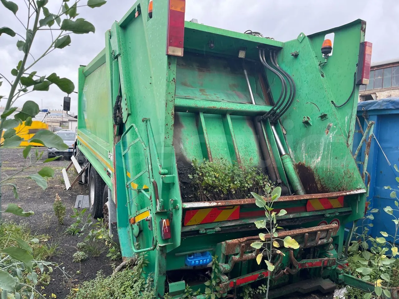 Iveco Magirus A260S/80 - Euro3 - 218kW - 9.450mt - 3/4 left rear side