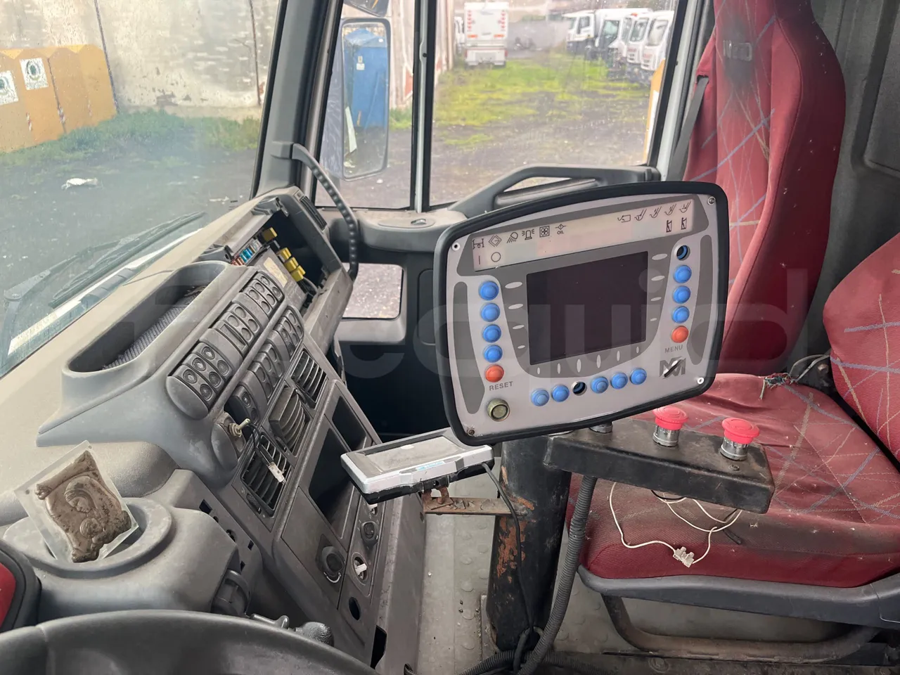 Iveco Magirus A260S/80 - Euro3 - 218kW - 9.450mt - radio accessories photo
