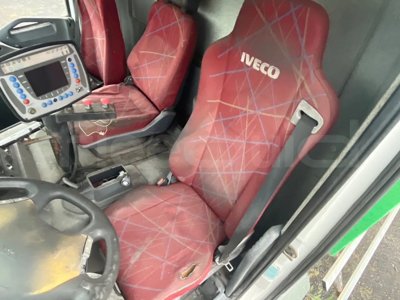Iveco Magirus A260S/80 - Euro3 - 218kW - 9.450mt - driver's seat photo