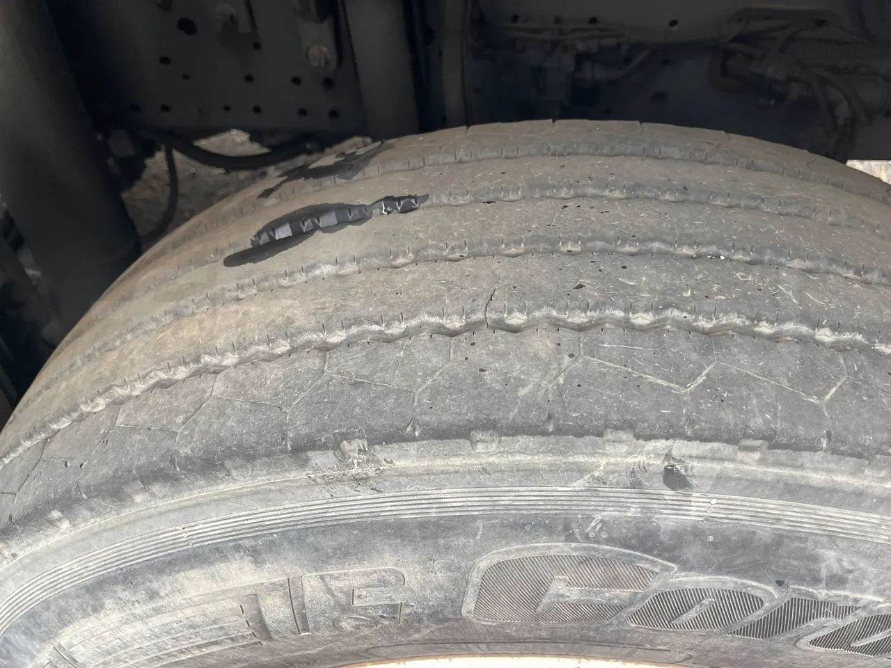 Iveco Magirus A260S/80 - Euro3 - 218kW - 9.450mt - tread condition front tires right