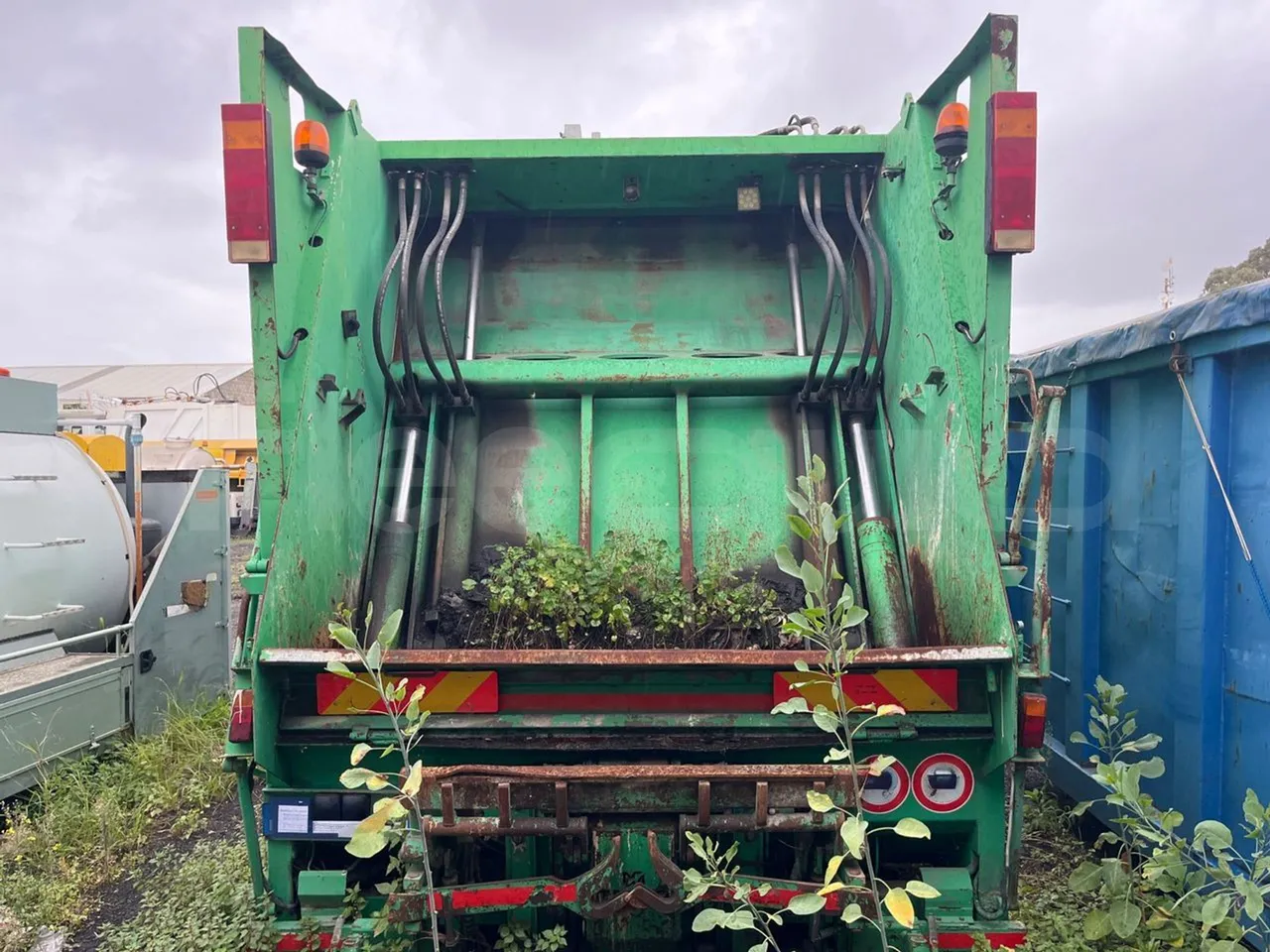 Iveco Magirus A260S/80 - Euro3 - 218kW - 9.450mt - rear hatch closed